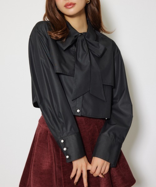 rienda(リエンダ)の「ビジューボタンボウタイシャツトップス 秋服 冬服(シャツ/ブラウス・レディース・ホワイト/ブラック/ブルー・FREE)」の3枚目の写真