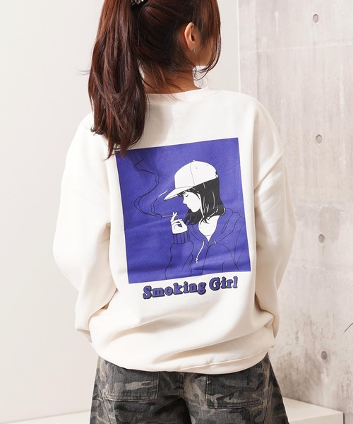 1111clothing(ワンフォークロージング)の「裏起毛 SMOKING イラスト オーバーサイズ スウェット / SMOKING Illustration Sweatshirt(スウェット・メンズ・ホワイト/ブラック/チャコールグレー・M/L/XL)」の1枚目の写真