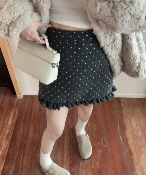 Nia（ニア）の「Nia(ニア)/ドット柄　裾フリルミニスカート（スカート・レディース・グレー/ブラック・MEDIUM/SMALL）」の2枚目の写真