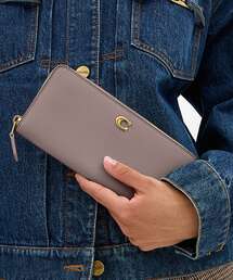 COACH（コーチ）の「エッセンシャル スリム アコーディオン ジップ ウォレット（財布）」