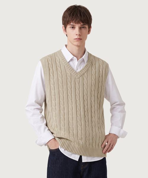 TOPBOY(トップボーイ)の「レギュラーフィットケーブルVネックニットベストベージュ(ベスト・レディース・ベージュ・LARGE/X-LARGE/XX-LARGE)」の1枚目の写真