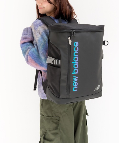 NEW BALANCE(ニューバランス)の「撥水 32L ボックスリュック グラデーションロゴ(バックパック/リュック・メンズ・ブラック×パープル・FREE)」の1枚目の写真