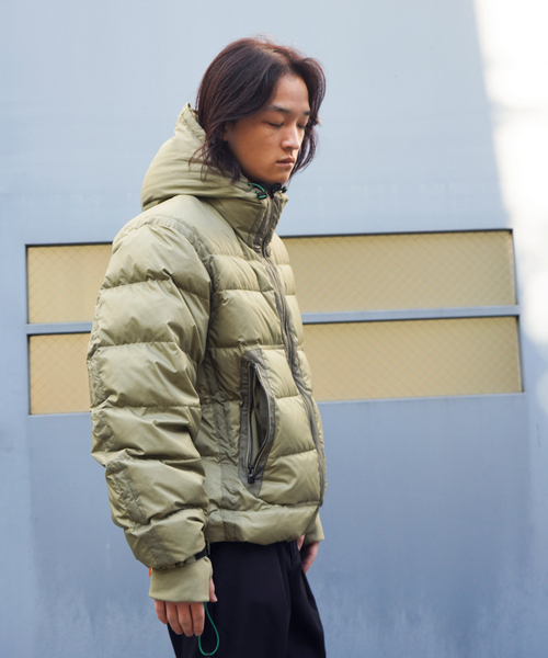 JOINT WORKS（ジョイントワークス）の「J コンパクトフィットライトダウン（ダウンジャケット/コート・メンズ・カーキ/ブラック・MEDIUM/LARGE）」の4枚目の写真