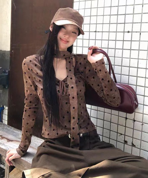 AsheKsha(アシクシャ)の「ドット柄のネックストラップ付き長袖トップス(Tシャツ/カットソー・レディース・ブラウン・M)」の2枚目の写真