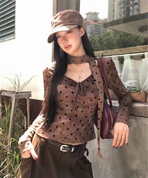 AsheKsha(アシクシャ)の「ドット柄のネックストラップ付き長袖トップス(Tシャツ/カットソー・レディース・ブラウン・M)」の4枚目の写真