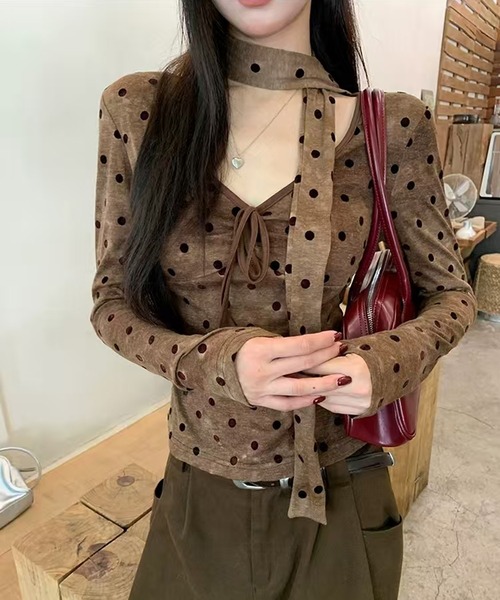 AsheKsha(アシクシャ)の「ドット柄のネックストラップ付き長袖トップス(Tシャツ/カットソー・レディース・ブラウン・M)」の6枚目の写真