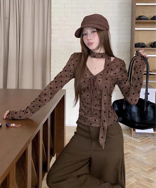 AsheKsha(アシクシャ)の「ドット柄のネックストラップ付き長袖トップス(Tシャツ/カットソー・レディース・ブラウン・M)」の9枚目の写真