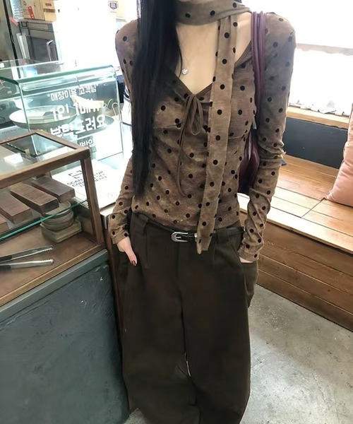 AsheKsha(アシクシャ)の「ドット柄のネックストラップ付き長袖トップス(Tシャツ/カットソー・レディース・ブラウン・M)」の14枚目の写真