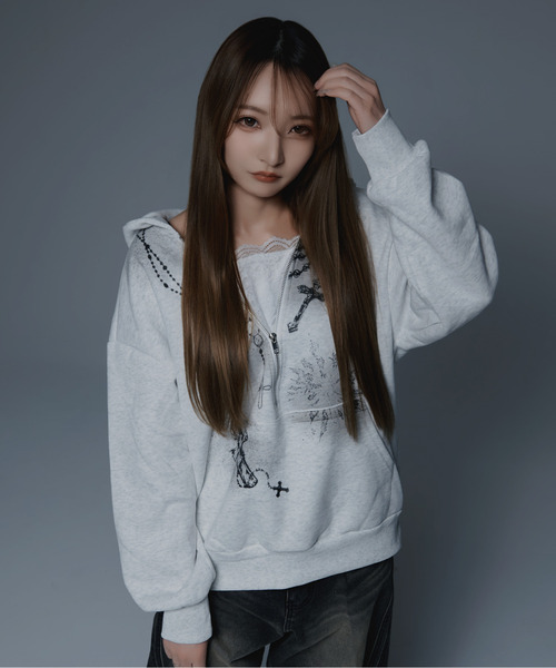 .KOM(ドットコム)の「『.KOM/ドットケーオーエム』ZIPプリントトップ【GC】(スウェット・レディース・ライトグレー・FREE)」の2枚目の写真