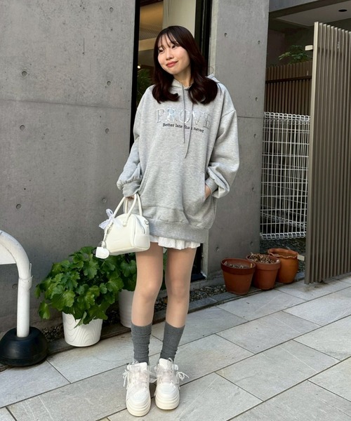 continuer de NICE CLAUP(コンティニューデナイスクラップ)の「スパンコールロゴ裏起毛パーカー(パーカー・レディース・ピンク/オフホワイト/トップグレー/スミクロ・FREE)」の6枚目の写真
