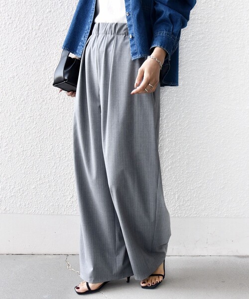 SHIPS（シップス）の「〈手洗い可能〉トロ ピン ストライプ / 無地 ウエスト ギャザー パンツ（その他パンツ・レディース・ライトグレー/ネイビー/ベージュ・38/36）」の2枚目の写真