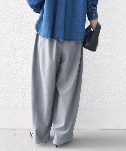 SHIPS（シップス）の「〈手洗い可能〉トロ ピン ストライプ / 無地 ウエスト ギャザー パンツ（その他パンツ・レディース・ライトグレー/ネイビー/ベージュ・38/36）」の8枚目の写真