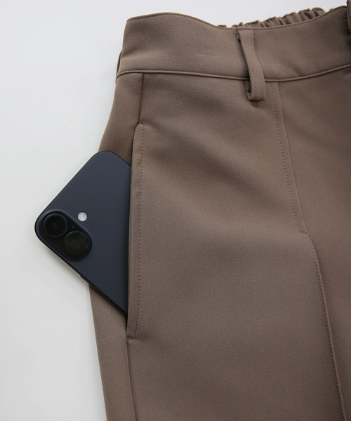 and it_（アンドイット）の「セミワイドセンタータックパンツ（その他パンツ・レディース・モカ/ブラック・M/LL/L）」の6枚目の写真