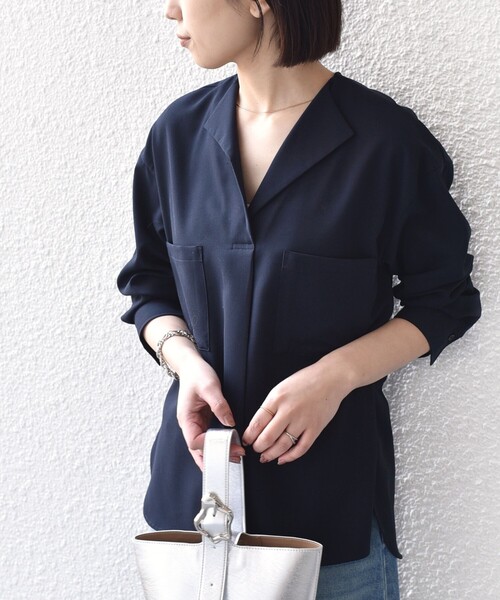 SHIPS Colors（シップス カラーズ）の「SHIPS Colors:〈洗濯機可能〉ジョーゼット Vネック ラペル ブラウス（シャツ/ブラウス・レディース・オフホワイト/ライトブルー/ネイビー・ONE SIZE）」の3枚目の写真