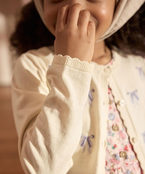 Cath Kidston(キャスキッドソン)の「キッズ ニット カーディガン Bow(カーディガン/ボレロ・キッズ・オフホワイト・100/110)」の2枚目の写真