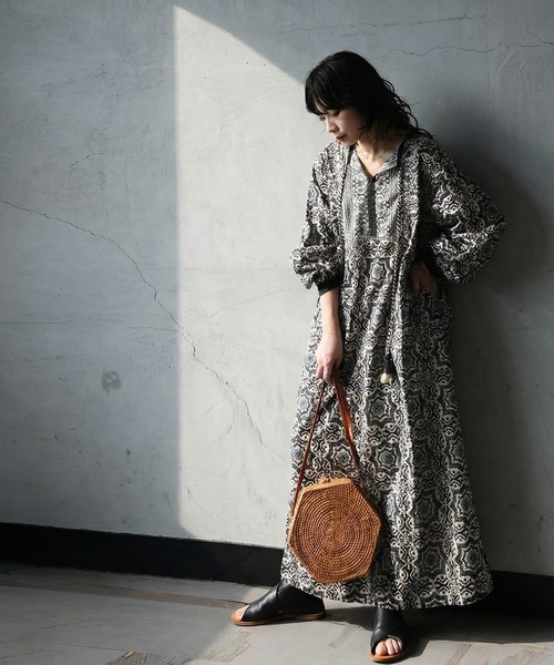 antiqua(アンティカ)の「ジャイプリ柄 ワンピース(ワンピース・レディース・ブラックミックス/ブルー系その他・P/R)」の3枚目の写真