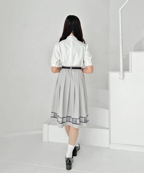 F i.n.t（フィント）の「ベルト付きフィルムプリントスカート（スカート・レディース・ライトベージュ/ライトグレー・FREE）」の4枚目の写真