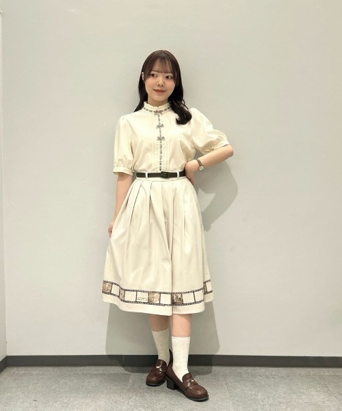 F i.n.t(フィント)の「ベルト付きフィルムプリントスカート/fint フィント(スカート・レディース・ライトベージュ/ライトグレー・FREE)」の14枚目の写真