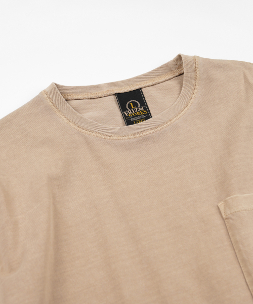 FRIZMWORKS（フリズムワークス）の「PIGMENT POCKET LONG SLEEVE TEE _ BEIGE（Tシャツ/カットソー・メンズ・その他・SMALL/MEDIUM/LARGE/X-LARGE）」の3枚目の写真