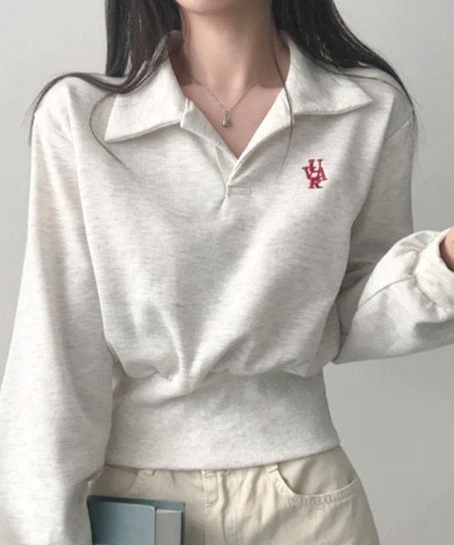 Emilie(エミリー)の「Vネック 襟付き ショート丈 スウェット(スウェット・レディース・ネイビー/ライトグレー/グレー/ライトベージュ・FREE)」の18枚目の写真