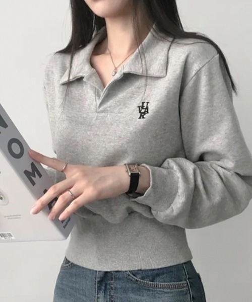 Emilie(エミリー)の「Vネック 襟付き ショート丈 スウェット(スウェット・レディース・ネイビー/ライトグレー/グレー/ライトベージュ・FREE)」の13枚目の写真