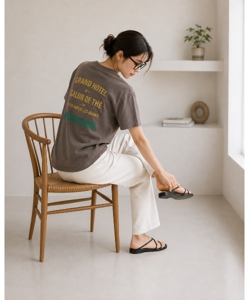 TRICOMER(トリコメル)の「【 TRICOMER / トリコメル 】 GRAND HOTEL de la SALON DE THE / グランドホテル デ ラ サロン スタッフTシャツ(Tシャツ/カットソー・レディース・ホワイト/グレー・FREE)」の2枚目の写真