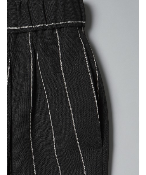 SUIT SQUARE（スーツスクエア）の「GOOVI／タックストレートパンツ／シェットランドウールブレンド／ワイドストライプ（スーツパンツ・メンズ・ブラック・1/2/3）」の2枚目の写真