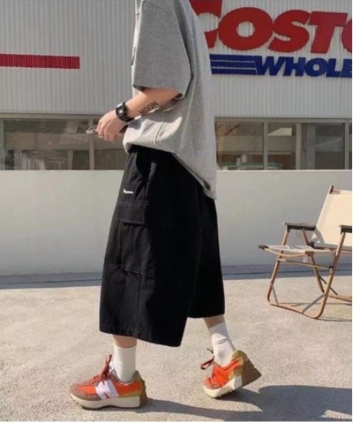 Vini(ヴィニ)の「韓国ストリートユニセックスワイドシルエット カーゴハーフパンツ(カーゴパンツ・レディース・ブラック・MEDIUM/LARGE)」の8枚目の写真
