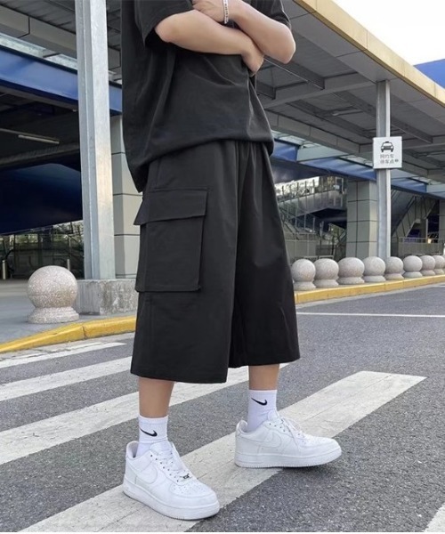 Vini(ヴィニ)の「韓国ストリートユニセックスワイドシルエット カーゴハーフパンツ(カーゴパンツ・レディース・ブラック・MEDIUM/LARGE)」の6枚目の写真