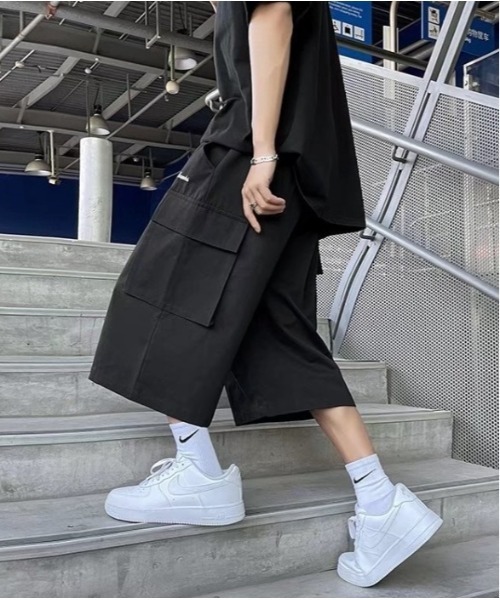 Vini(ヴィニ)の「韓国ストリートユニセックスワイドシルエット カーゴハーフパンツ(カーゴパンツ・レディース・ブラック・MEDIUM/LARGE)」の5枚目の写真