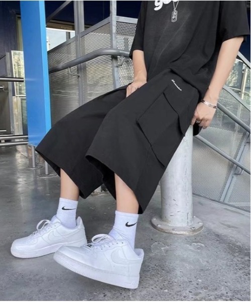 Vini(ヴィニ)の「韓国ストリートユニセックスワイドシルエット カーゴハーフパンツ(カーゴパンツ・レディース・ブラック・MEDIUM/LARGE)」の4枚目の写真