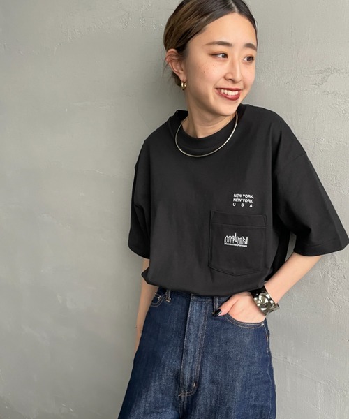 Manhattan Portage（マンハッタンポーテージ）の「[MANHATTAN PORTAGE/マンハッタンポーテージ] スカイラインロゴ ショートスリーブ ポケットTシャツ（Tシャツ/カットソー・レディース・ホワイト/ブラック・M/XL/L）」の2枚目の写真