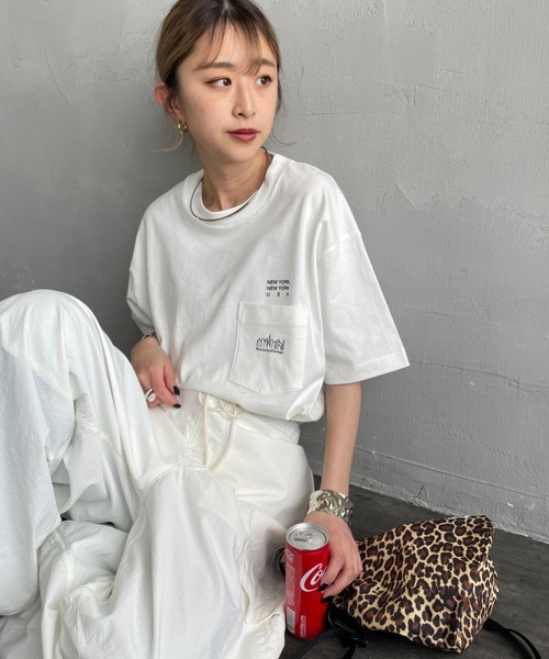 Manhattan Portage（マンハッタンポーテージ）の「[MANHATTAN PORTAGE/マンハッタンポーテージ] スカイラインロゴ ショートスリーブ ポケットTシャツ（Tシャツ/カットソー・レディース・ホワイト/ブラック・M/XL/L）」の17枚目の写真