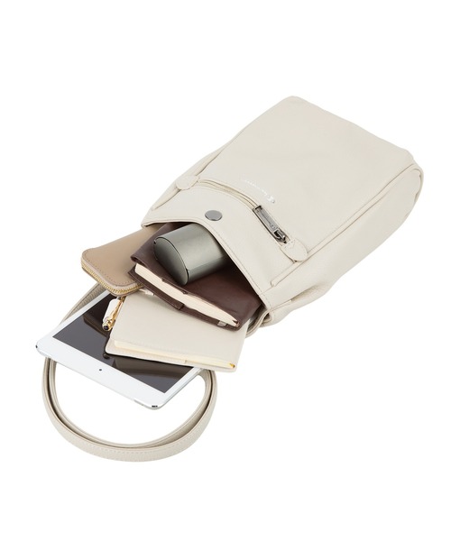Champion（チャンピオン）の「チャンピオン ショルダーバッグ 5W30 2L 65281（ショルダーバッグ・メンズ・ベージュ/ブラック/グレー・FREE）」の14枚目の写真