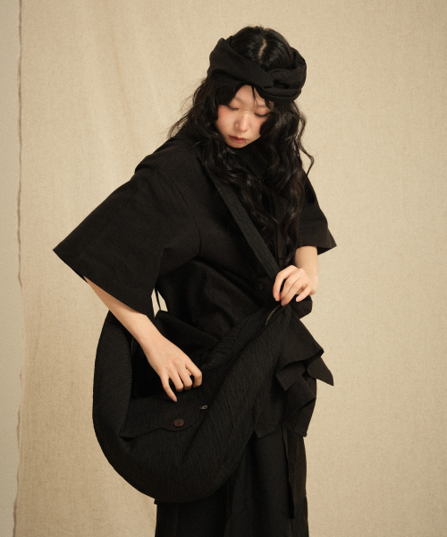 RECULER(ルキュレ)の「Wrinkle cloth cross bag(メッセンジャーバッグ・レディース・ベージュ/ブラック・FREE)」の9枚目の写真