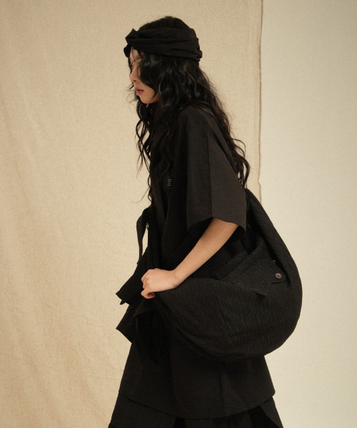 RECULER(ルキュレ)の「Wrinkle cloth cross bag(メッセンジャーバッグ・レディース・ベージュ/ブラック・FREE)」の8枚目の写真
