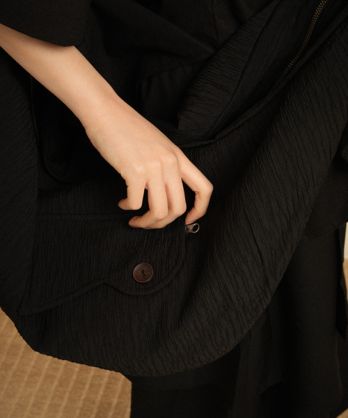 RECULER(ルキュレ)の「Wrinkle cloth cross bag(メッセンジャーバッグ・レディース・ベージュ/ブラック・FREE)」の7枚目の写真