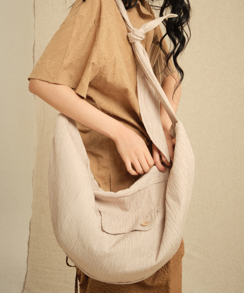 RECULER(ルキュレ)の「Wrinkle cloth cross bag(メッセンジャーバッグ・レディース・ベージュ/ブラック・FREE)」の6枚目の写真