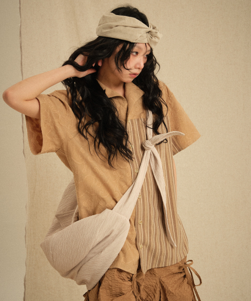 RECULER(ルキュレ)の「Wrinkle cloth cross bag(メッセンジャーバッグ・レディース・ベージュ/ブラック・FREE)」の5枚目の写真