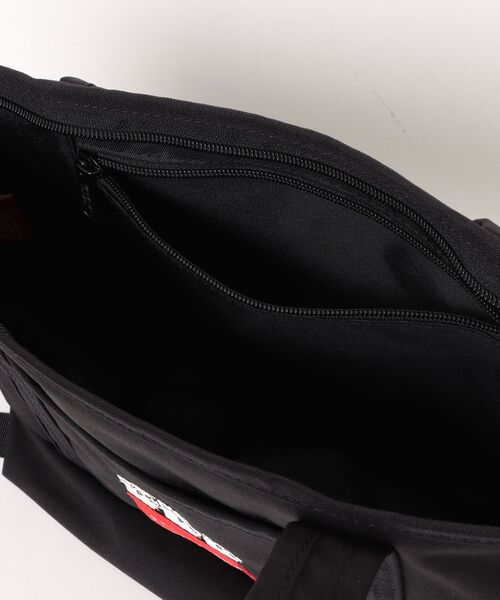 Manhattan Portage(マンハッタンポーテージ)の「Manhattan Portage/マンハッタンポーテージ トートバッグ "ちいかわ" REGO TOTE(M) W/ZIPPER VER2 CKW26 MP1305Z2CKW26(トートバッグ・メンズ・ブラック・FREE)」の4枚目の写真