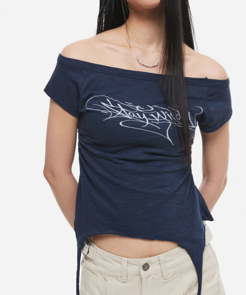 DNSR(ディーエヌエスアール)の「(W) レタリングオフショルダー ハーフスリーブ ネイビー(Tシャツ/カットソー・レディース・その他・OS)」の2枚目の写真