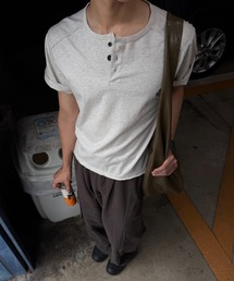EPNK（イーピーエヌケー）の「Slant line cut-off henly tee / スラントラインカットオフヘンリーT（Tシャツ/カットソー）」
