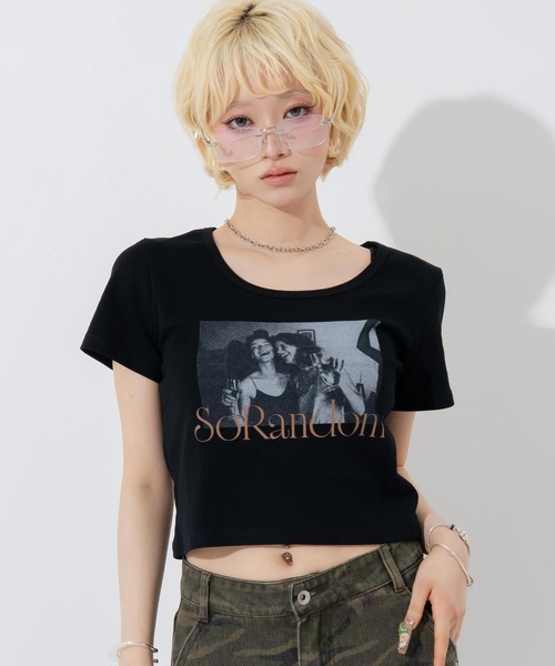 ANAP(アナップ)の「英字プリントクロップド丈Tシャツ(Tシャツ/カットソー・レディース・ブラック/ホワイト/ライトグレー・F)」の2枚目の写真