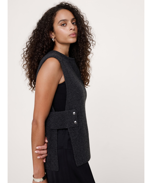 Banana Republic（バナナリパブリック）の「ウールカシミヤ サイドスナップ ニットベスト（ニット/セーター・レディース・ナチュラル/チャコールグレー・L/M/S/XS）」の10枚目の写真