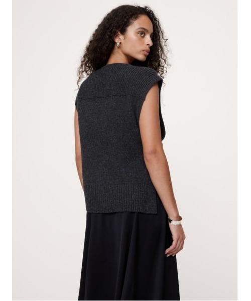 Banana Republic（バナナリパブリック）の「ウールカシミヤ サイドスナップ ニットベスト（ニット/セーター・レディース・ナチュラル/チャコールグレー・L/M/S/XS）」の3枚目の写真