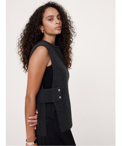Banana Republic（バナナリパブリック）の「ウールカシミヤ サイドスナップ ニットベスト（ニット/セーター・レディース・ナチュラル/チャコールグレー・L/M/S/XS）」の4枚目の写真