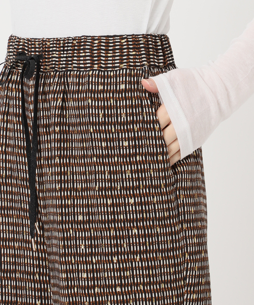 journal standard L'essage（ジャーナルスタンダードレサージュ）の「《追加》DEVEAUX GOLDラメモノトーンイージーパンツ（その他パンツ・レディース・ブラック/アイボリー・FREE）」の5枚目の写真