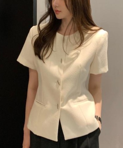 LUCPY(ラクピー)の「ペプラム半袖ノーカラージャケット(ノーカラージャケット・レディース・ブラック/ホワイト・FREE)」の5枚目の写真