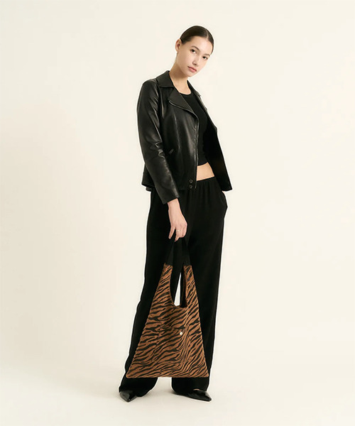 STYLEHAN(スタイルハン)の「ジブラショッパーバッグ BronzeGold(ショルダーバッグ・レディース・ベージュ/ゴールド・FREE)」の3枚目の写真