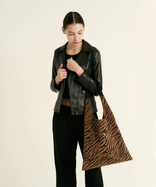STYLEHAN(スタイルハン)の「ジブラショッパーバッグ BronzeGold(ショルダーバッグ・レディース・ベージュ/ゴールド・FREE)」の4枚目の写真